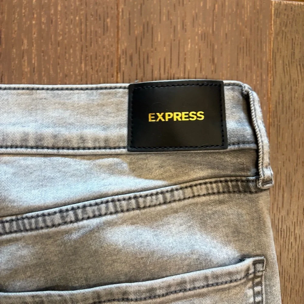 EXPRESS $80 Grey Acid Wash Mid-Rise Skinny Jeans 12R like new stretch